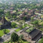 Pemandangan sejarah Pasuruan dengan candi dan arsitektur.