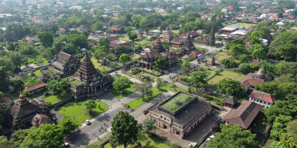 Pemandangan sejarah Pasuruan dengan candi dan arsitektur.